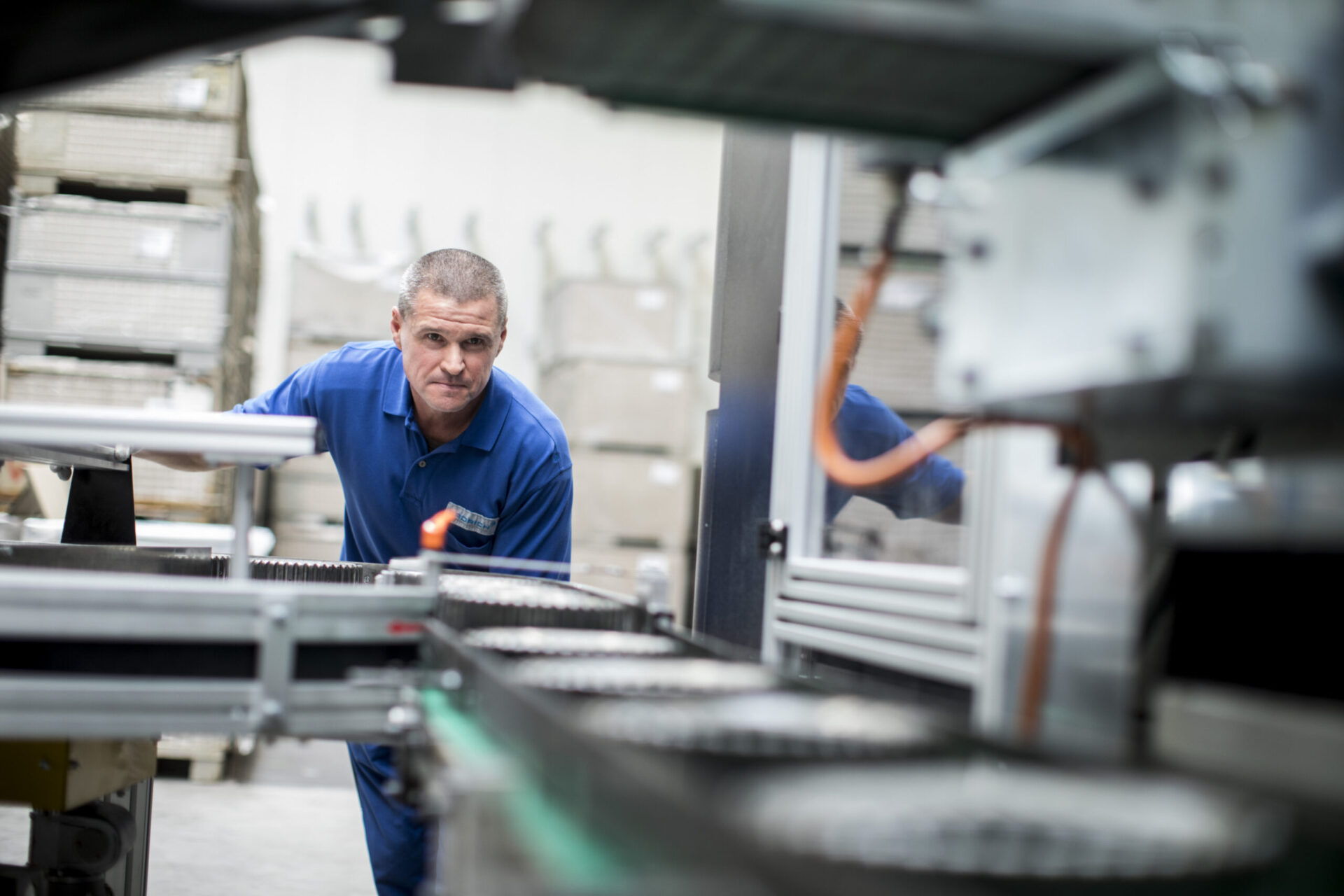 Erdrich Mitarbeiter Produktionshalle Mann